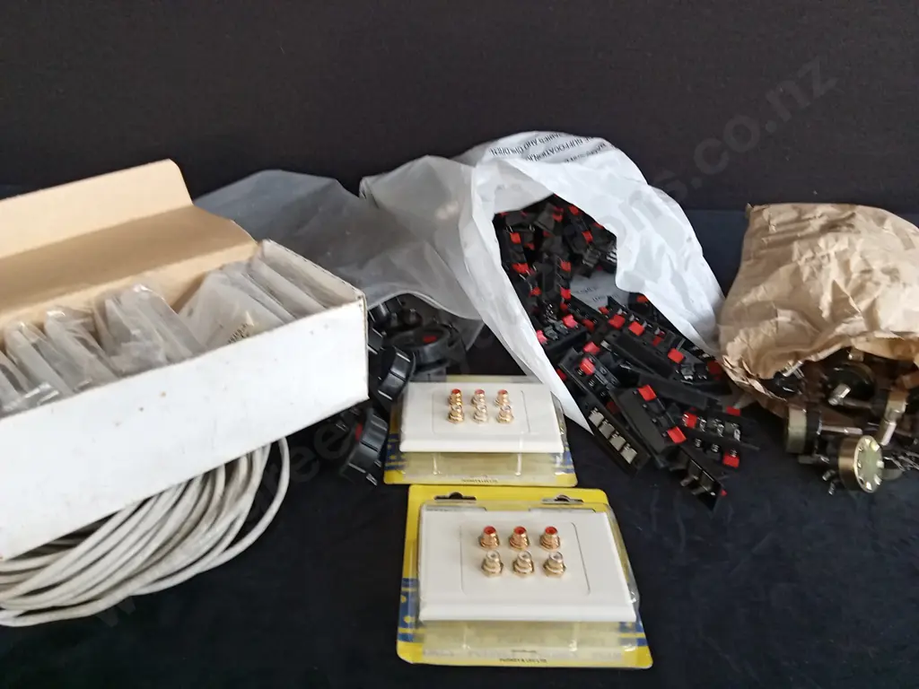 BOX OF ASSORTED ELECTRICAL ITEMS Image 1++