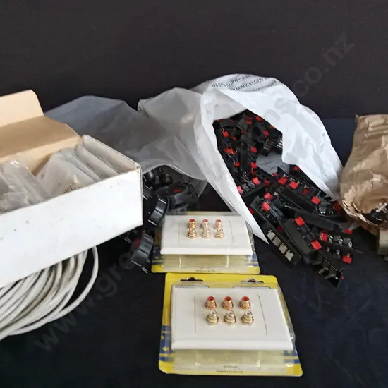 BOX OF ASSORTED ELECTRICAL ITEMS