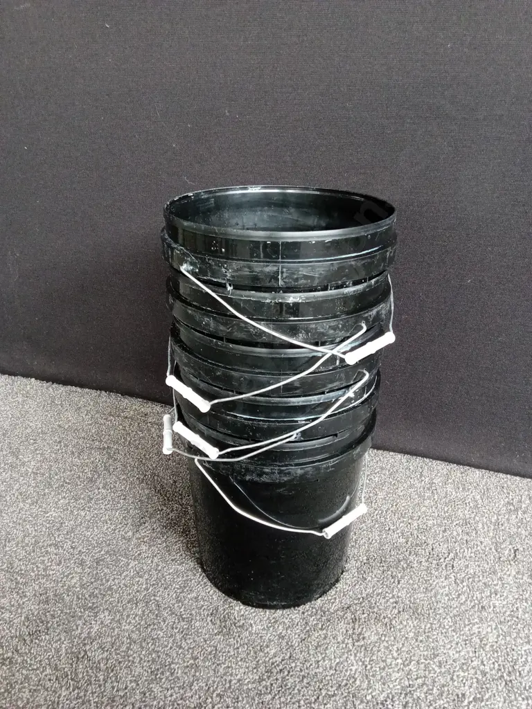 5 PLASTIC BUCKETS Image 1++