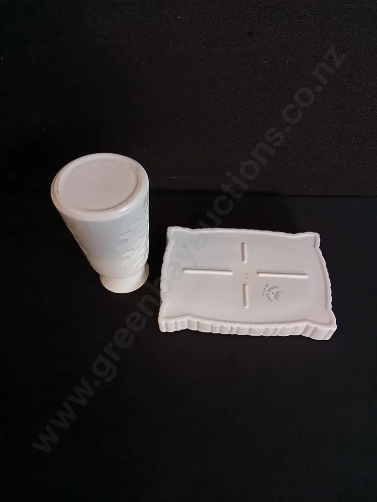 VINTAGE CROWN LYNN WHITE BAMBOO TROUGH PLANTER, AND VASE, H 16.5 CM Image 1++