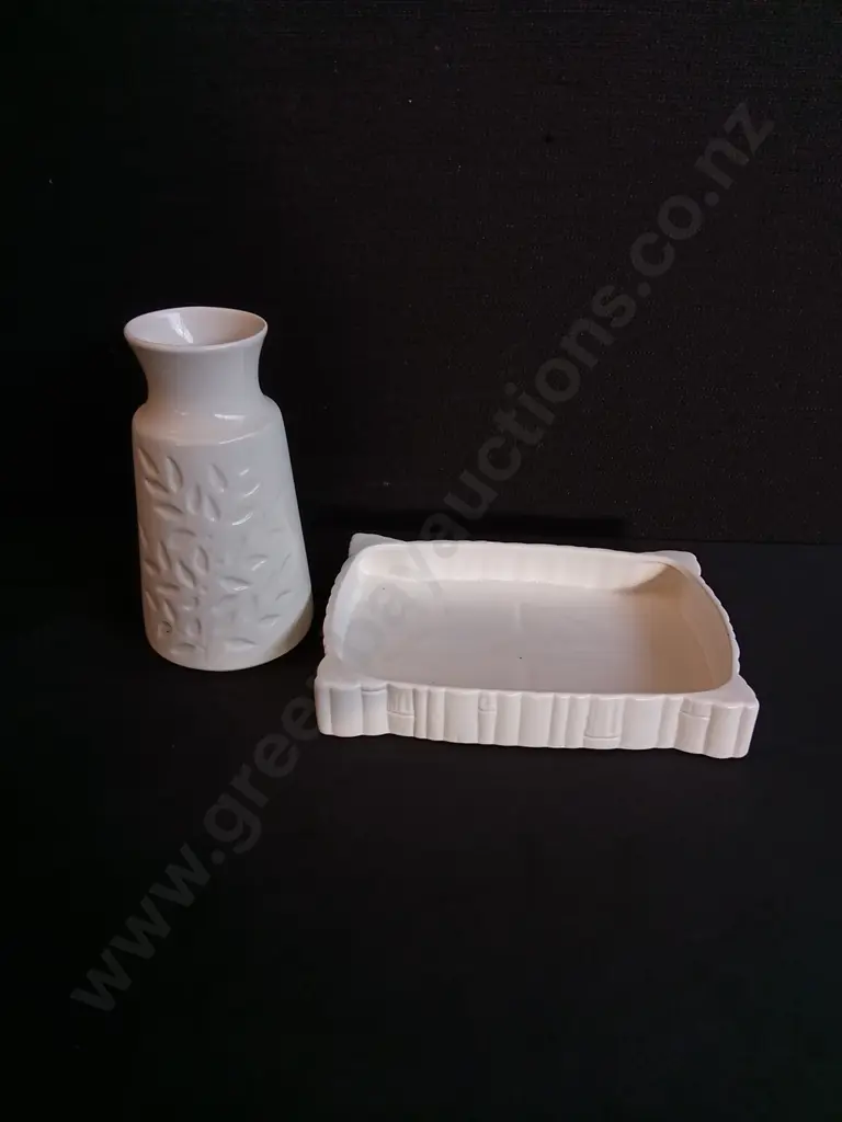 VINTAGE CROWN LYNN WHITE BAMBOO TROUGH PLANTER, AND VASE, H 16.5 CM Image 1++