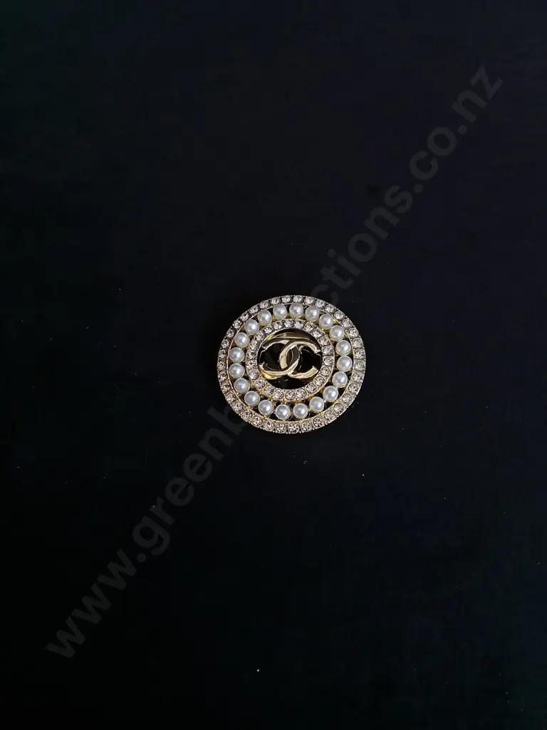 GOLD TONED BROOCH Image 1++