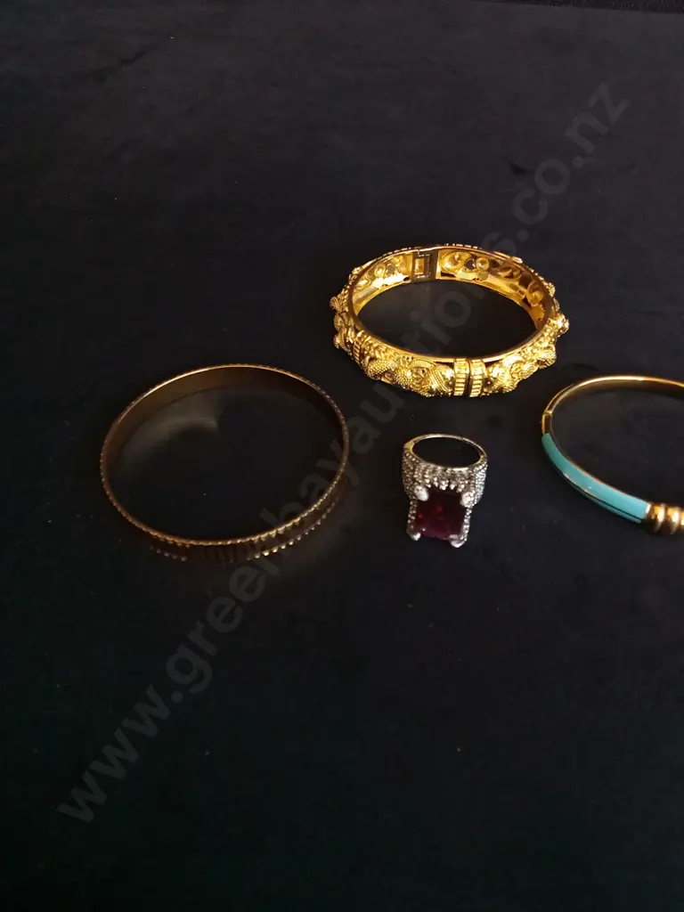 5 PIECES OF COSTUME JEWELLERY Image 1++