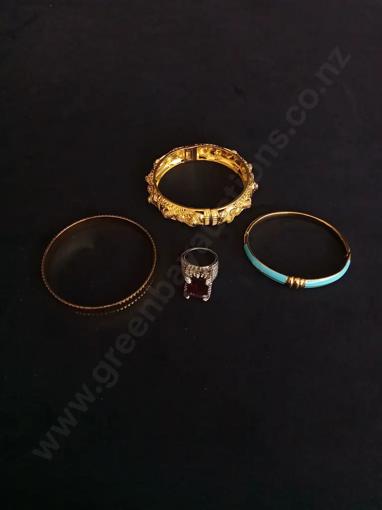 5 PIECES OF COSTUME JEWELLERY Image 1++