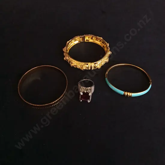 5 PIECES OF COSTUME JEWELLERY