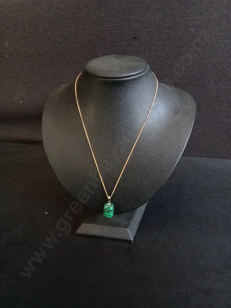 GOLD TONED PENDANT WITH GREEN CRYSTAL Image 1++