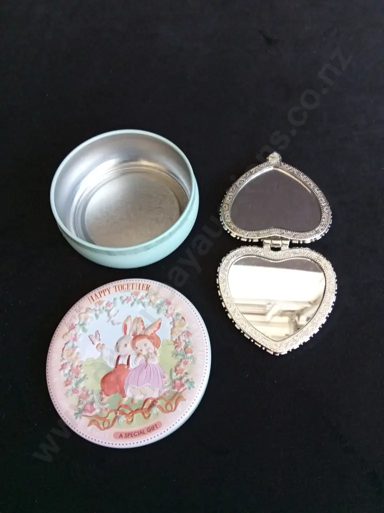 BUNNY LULU GIFT TIN L8CM WITH HEART SHAPED BUTTERFLY MIRROR Image 1++
