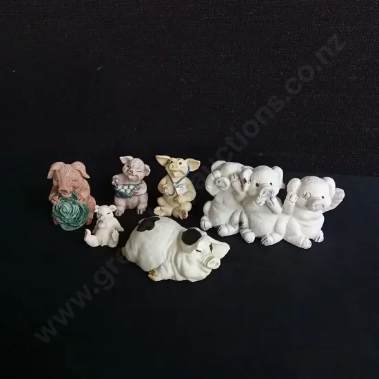 COLLECTION OF MINIATURE PIG FIGURINES, TALLEST H 6 CM