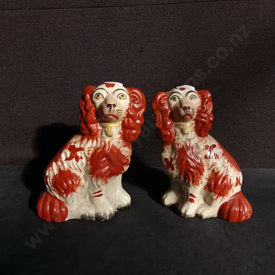 PAIR OF VINTAGE STAFFORDSHIRE STYLE SPANIEL MANTEL DOGS, H 19 CM