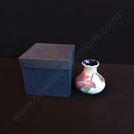 OLD TUPTON WARE BULBOUS VASE, H 8 CM