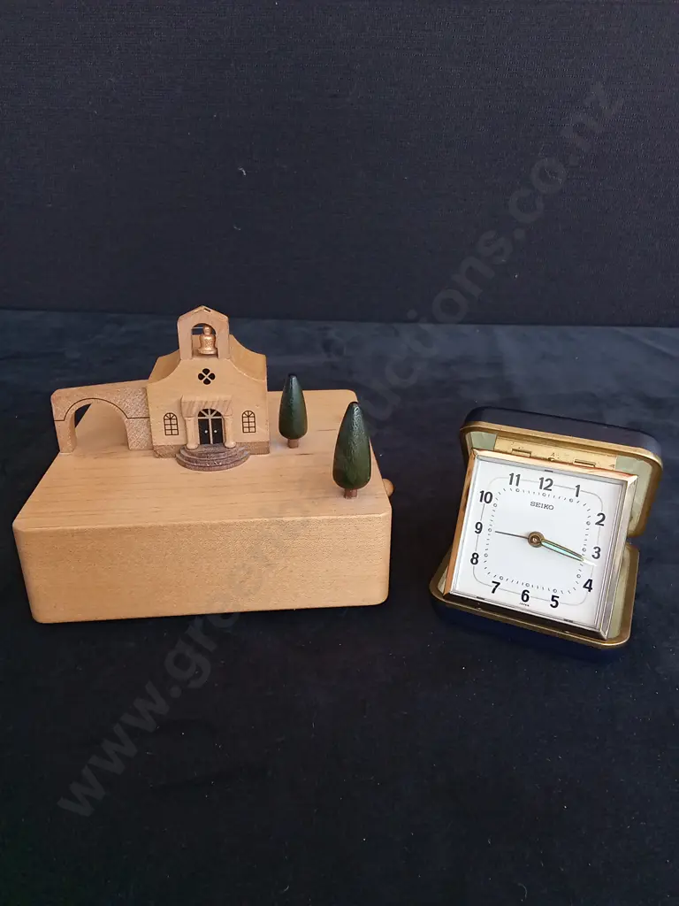 VINTAGE MUSIC BOX THAT PLAYS BRIDAL MARCH L13CM AND A 1950S SEIKO GENTLEMAN'S TRAVEL CLOCK Image 1++