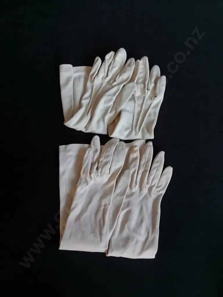 2 PAIRS OF VINTAGE WOMENS GLOVES Image 1++