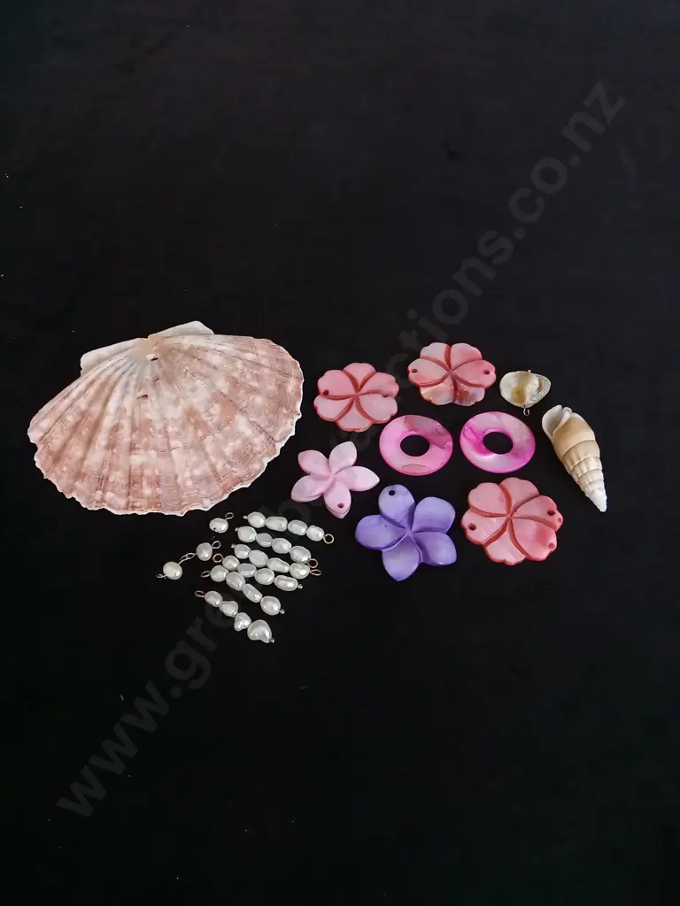 ASSORTED COSTUME JEWELLERY ITEMS Image 1++
