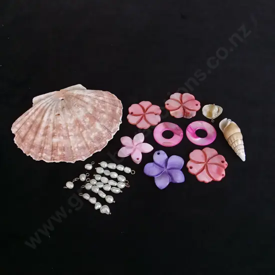 ASSORTED COSTUME JEWELLERY ITEMS