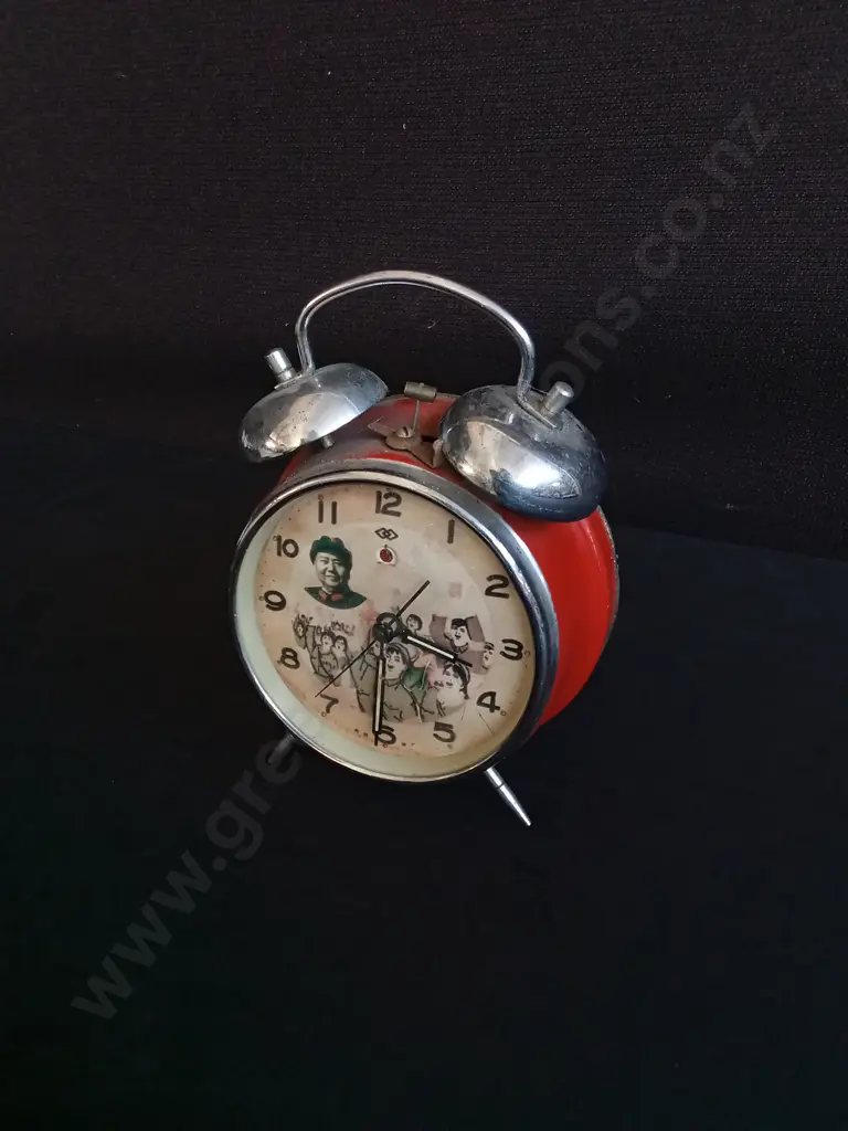 VINTAGE 1960S CHINESE MECHANICAL ALARM CLOCK, H 16.5 CM DEPICTING MAO SEDONG AND PEOPLE HOLDING THE LITTLE RED BOOK Image 1++