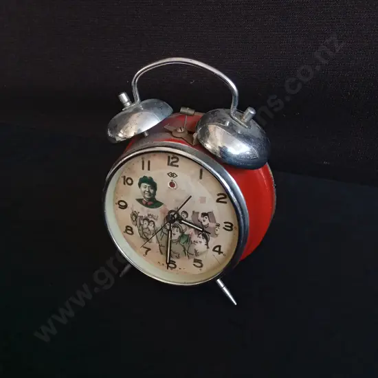 VINTAGE 1960S CHINESE MECHANICAL ALARM CLOCK, H 16.5 CM DEPICTING MAO SEDONG AND PEOPLE HOLDING THE LITTLE RED BOOK