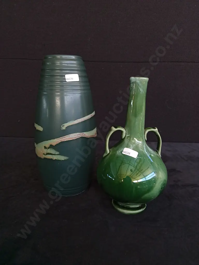 2 GREEN VASES TALLEST 26.5CM Image 1++