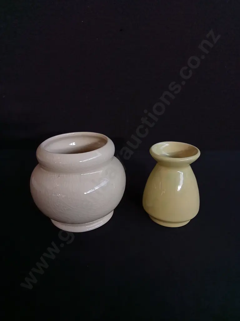 PAIR OF VINTAGE CROWN LYNN HAND POTTED CERAMIC SQUAT VASES, TALLEST H 11 CM Image 1++