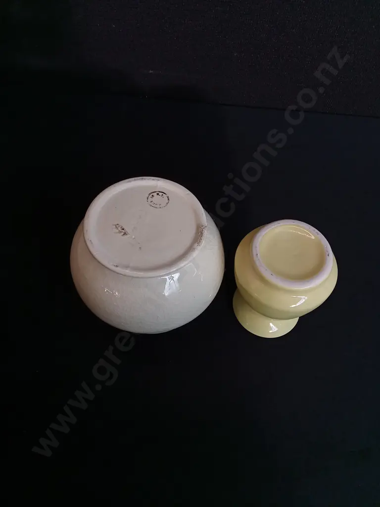 PAIR OF VINTAGE CROWN LYNN HAND POTTED CERAMIC SQUAT VASES, TALLEST H 11 CM Image 1++