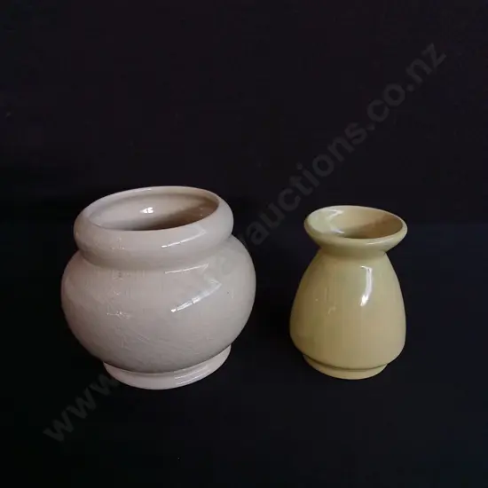PAIR OF VINTAGE CROWN LYNN HAND POTTED CERAMIC SQUAT VASES, TALLEST H 11 CM