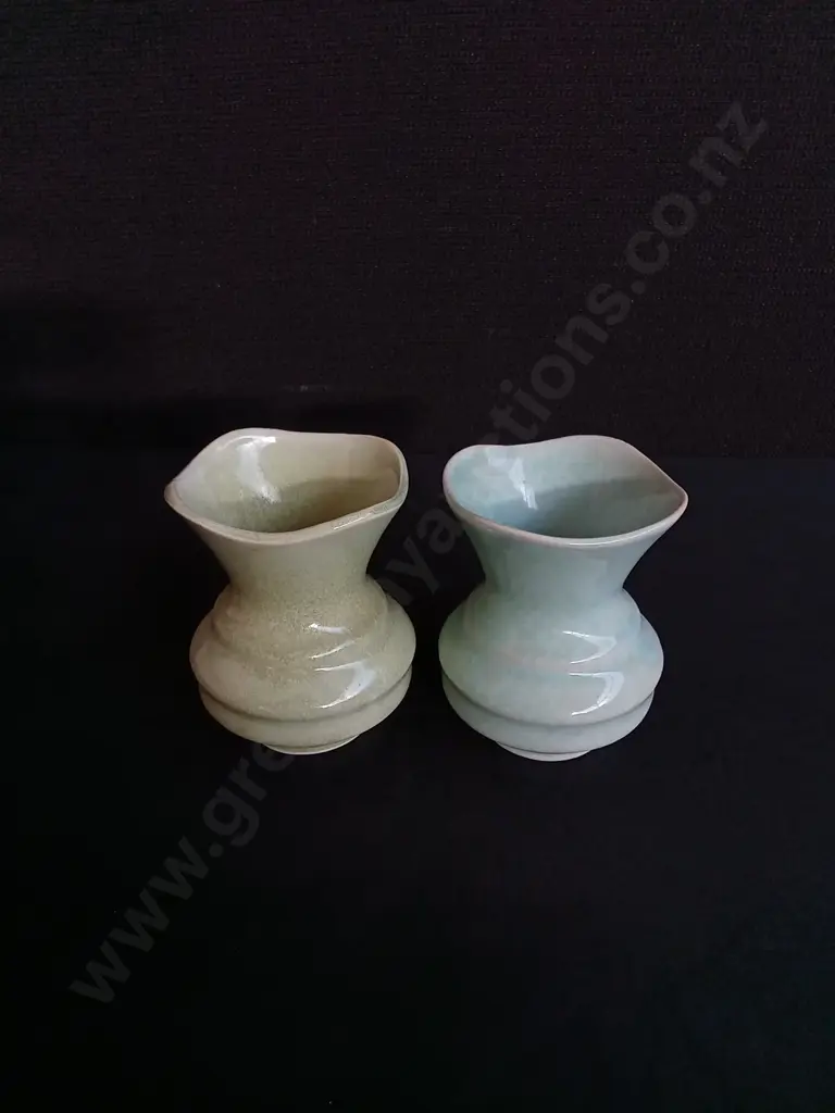 PAIR OF VINTAGE CROWN LYNN MINIATURE/ POSY VASES, PASTEL GLAZES, H 8 CM Image 1++