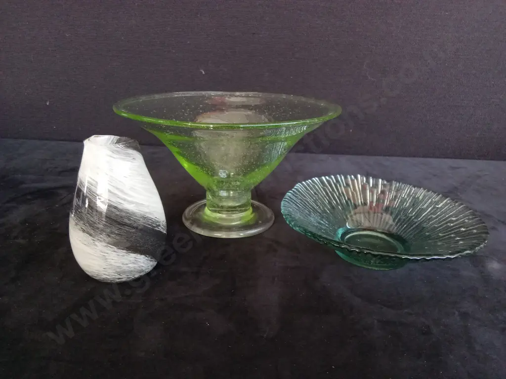 HAND BLOWN GLASS VASE H12CM AND 2 GREEN BOWLS TALLEST H13CM Image 1++