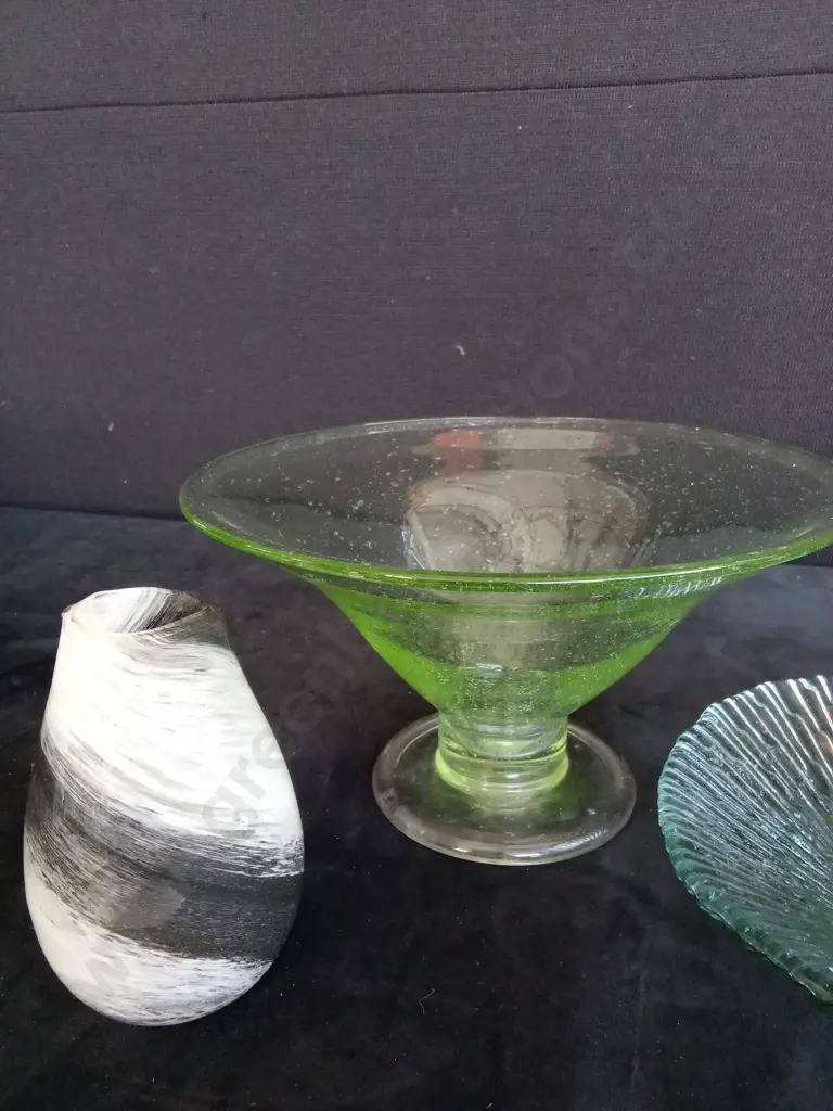 HAND BLOWN GLASS VASE H12CM AND 2 GREEN BOWLS TALLEST H13CM Image 1++