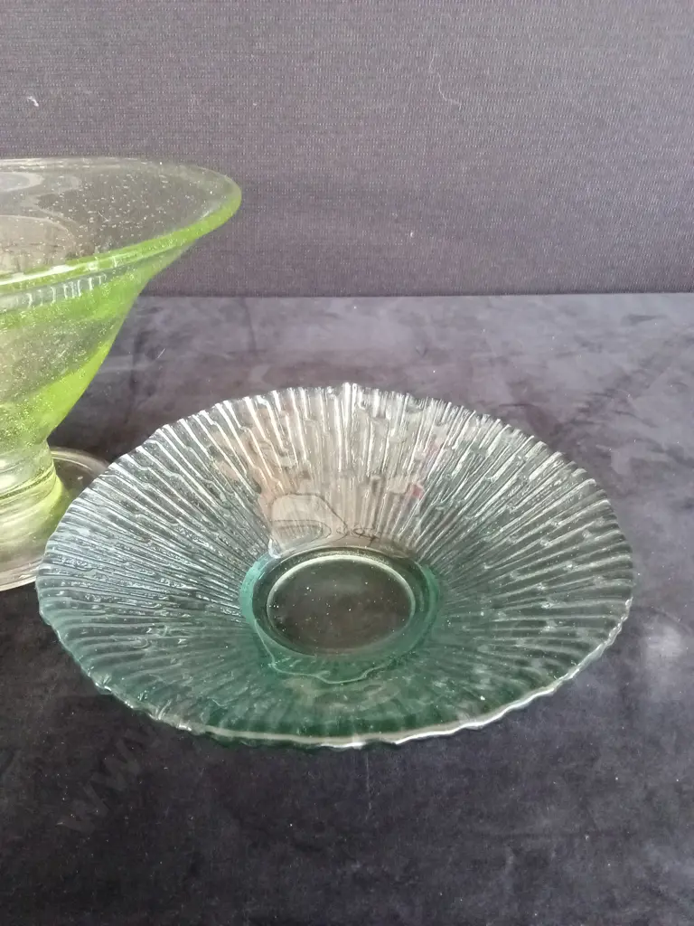 HAND BLOWN GLASS VASE H12CM AND 2 GREEN BOWLS TALLEST H13CM Image 1++