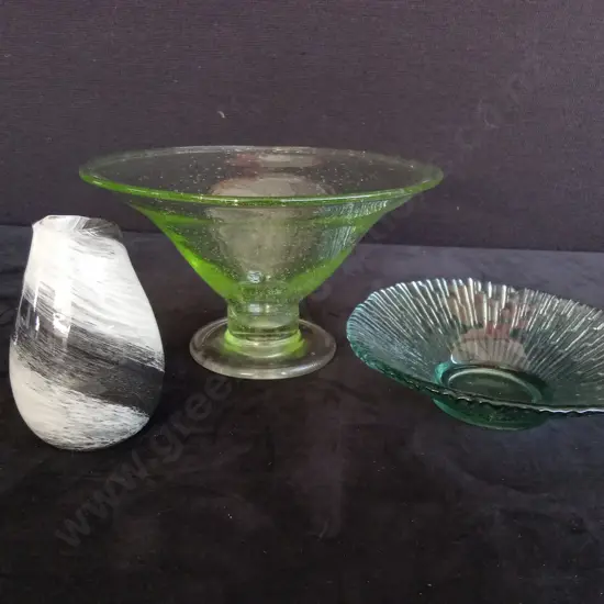 HAND BLOWN GLASS VASE H12CM AND 2 GREEN BOWLS TALLEST H13CM