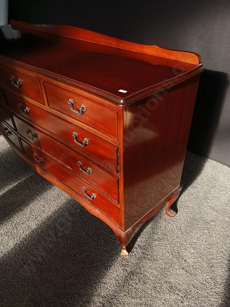 MAHOGANY GEORGIAN STYLE SERPENTINE FRONT DRESSER, ONE DAMAGED LEG, H 87 CM X W 1.66 M X D 43.5 CM Image 1++