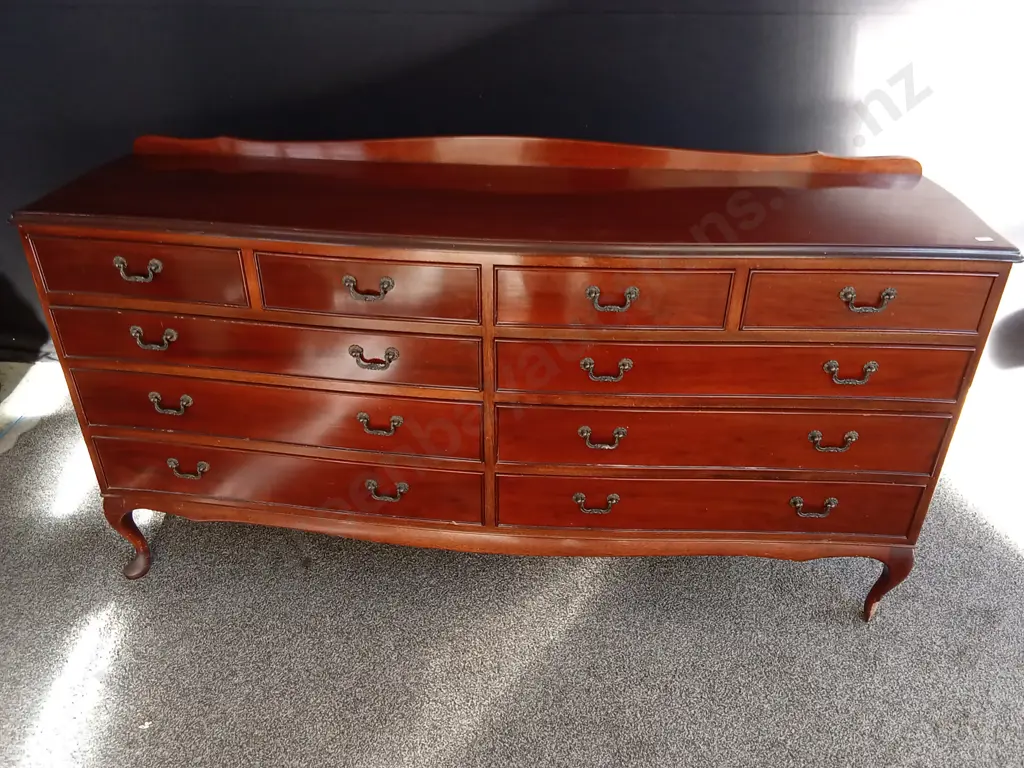 MAHOGANY GEORGIAN STYLE SERPENTINE FRONT DRESSER, ONE DAMAGED LEG, H 87 CM X W 1.66 M X D 43.5 CM Image 1++