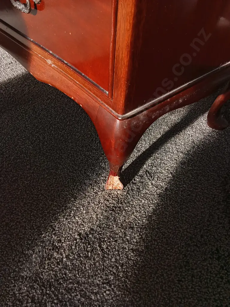 MAHOGANY GEORGIAN STYLE SERPENTINE FRONT DRESSER, ONE DAMAGED LEG, H 87 CM X W 1.66 M X D 43.5 CM Image 1++