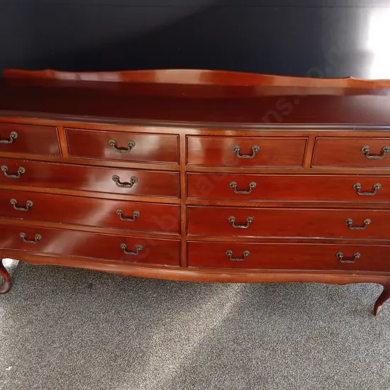 MAHOGANY GEORGIAN STYLE SERPENTINE FRONT DRESSER, ONE DAMAGED LEG, H 87 CM X W 1.66 M X D 43.5 CM
