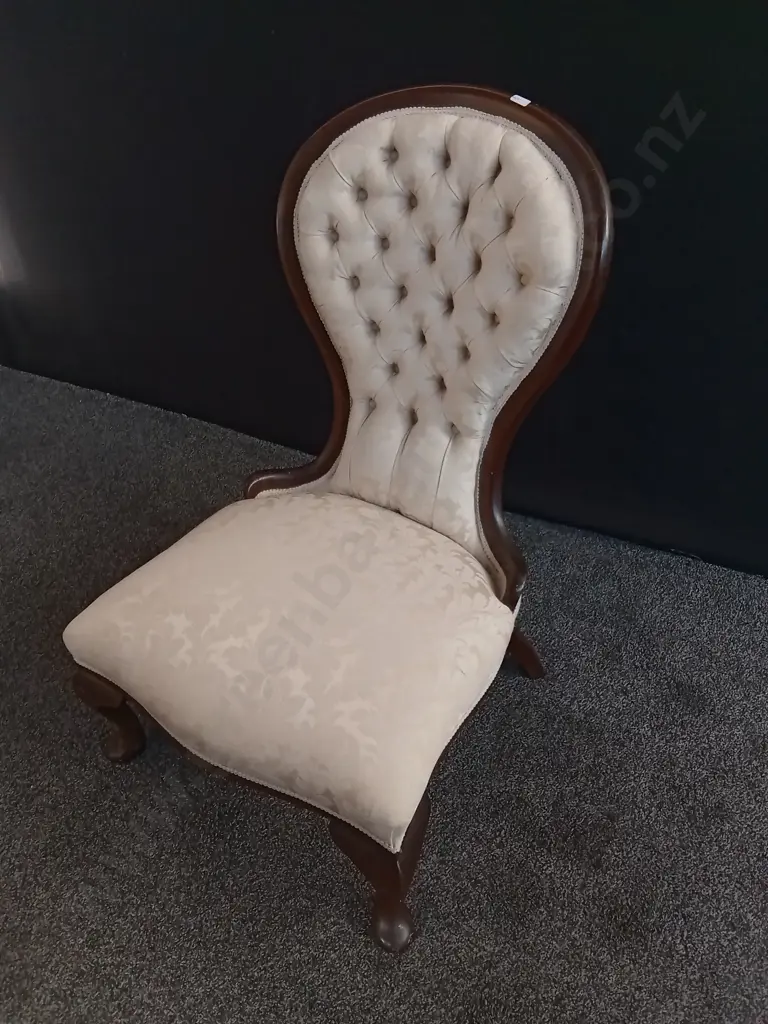 VICTORIAN STYLE MAHOGANY SPOON BACK NURSING CHAIR, BUTTON UPHOLSTERY Image 1++