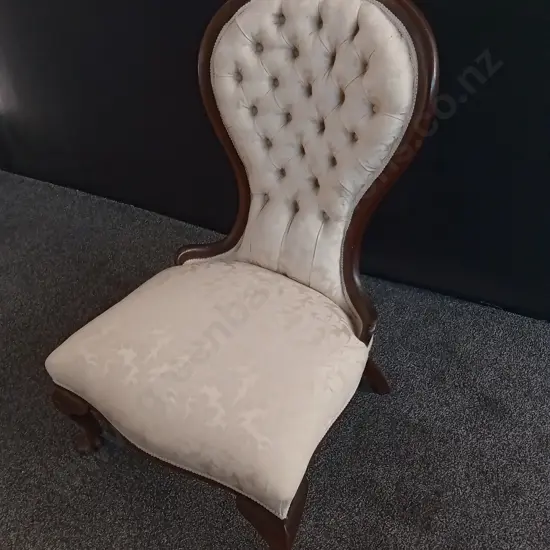 VICTORIAN STYLE MAHOGANY SPOON BACK NURSING CHAIR, BUTTON UPHOLSTERY