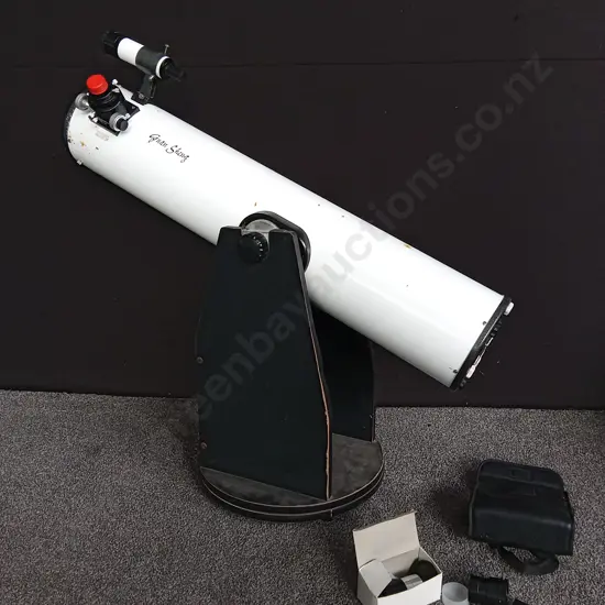 LARGE GUAN SHENG NEWTONIAN REFLECTOR TELESCOPE L1.15M ON ROTATING STAND WITH SELECTION OF LENSES