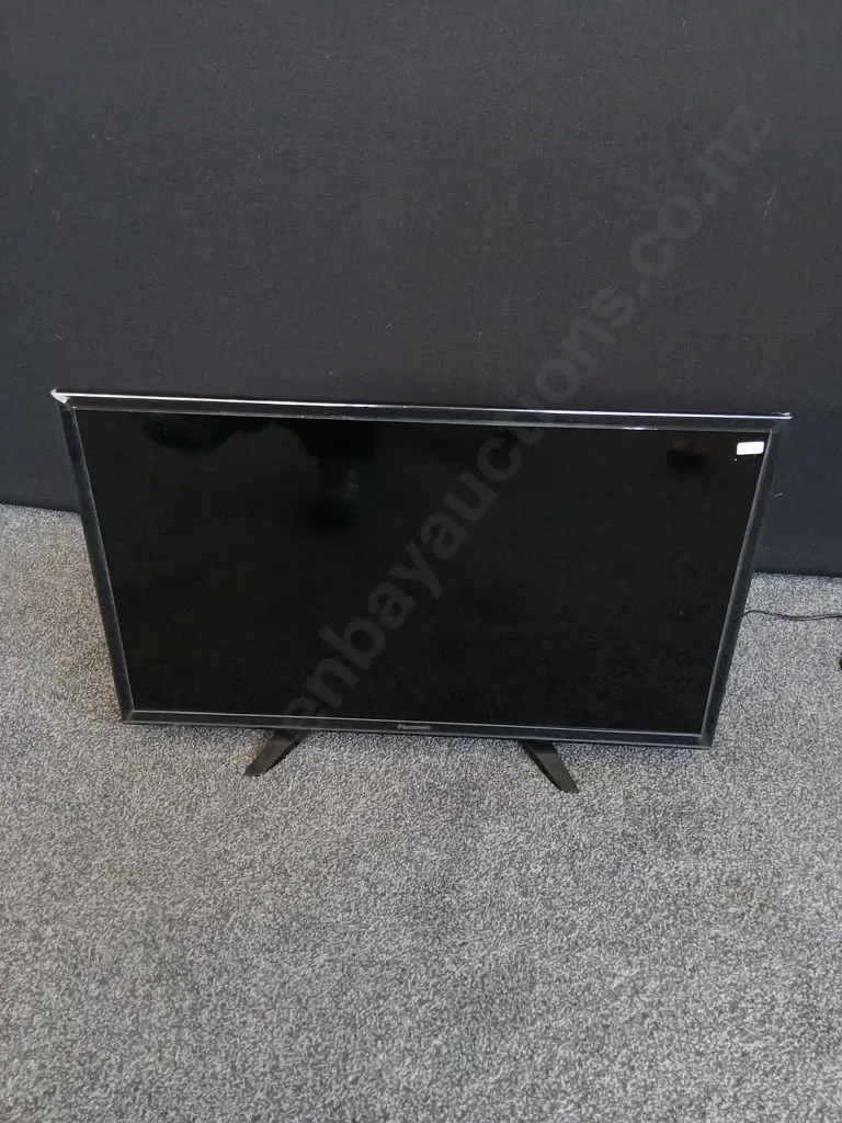 PANASONIC 32 INCH LED TELEVISION, WORKING, INCLUDES REMOTE Image 1++