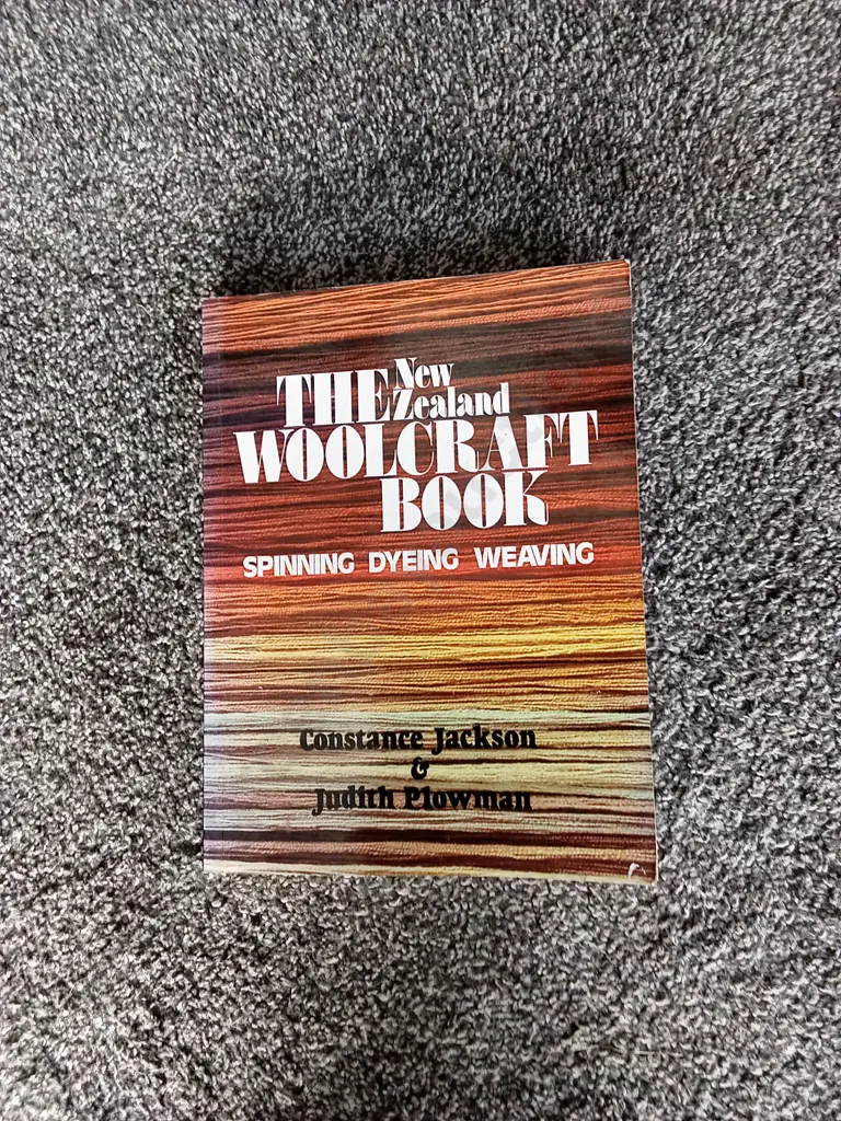 VINTAGE WEE PEGGY SPINNING WHEEL & THE WOOLCRAFT BOOK H 94CM Image 1++