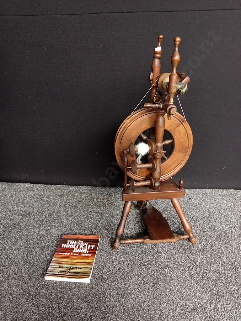 VINTAGE WEE PEGGY SPINNING WHEEL & THE WOOLCRAFT BOOK H 94CM Image 1++