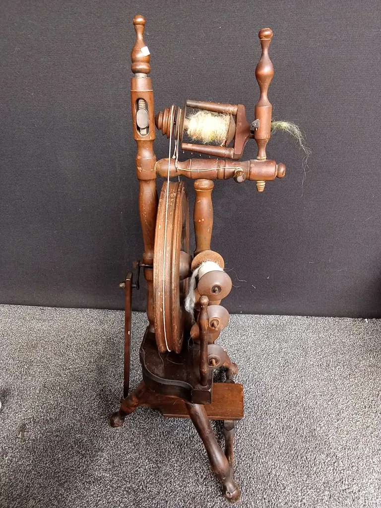 VINTAGE WEE PEGGY SPINNING WHEEL & THE WOOLCRAFT BOOK H 94CM Image 1++