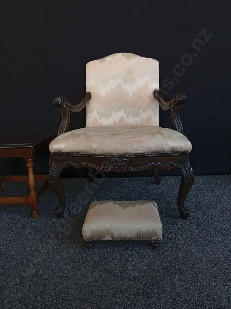 VINTAGE ARMCHAIR (TEAR ON THE SEAT) WITH FOOT CUSHION AND WOODEN ACCENT TABLE, TABLE H 39 CM X W 44 CM X D 44 CM Image 1++