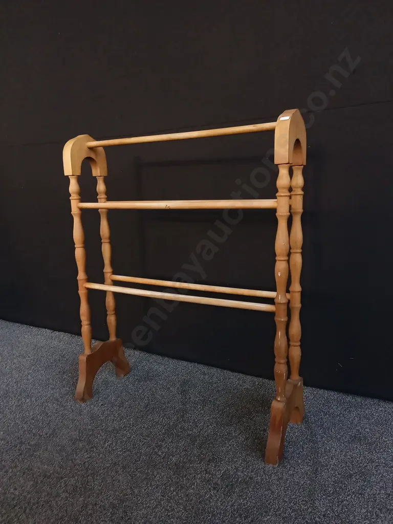 VINTAGE PINE FREESTANDING TOWEL RACK, H 1.02 M X W 83.5 CM X D 19 CM Image 1++