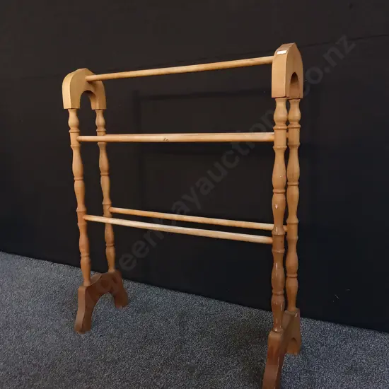 VINTAGE PINE FREESTANDING TOWEL RACK, H 1.02 M X W 83.5 CM X D 19 CM