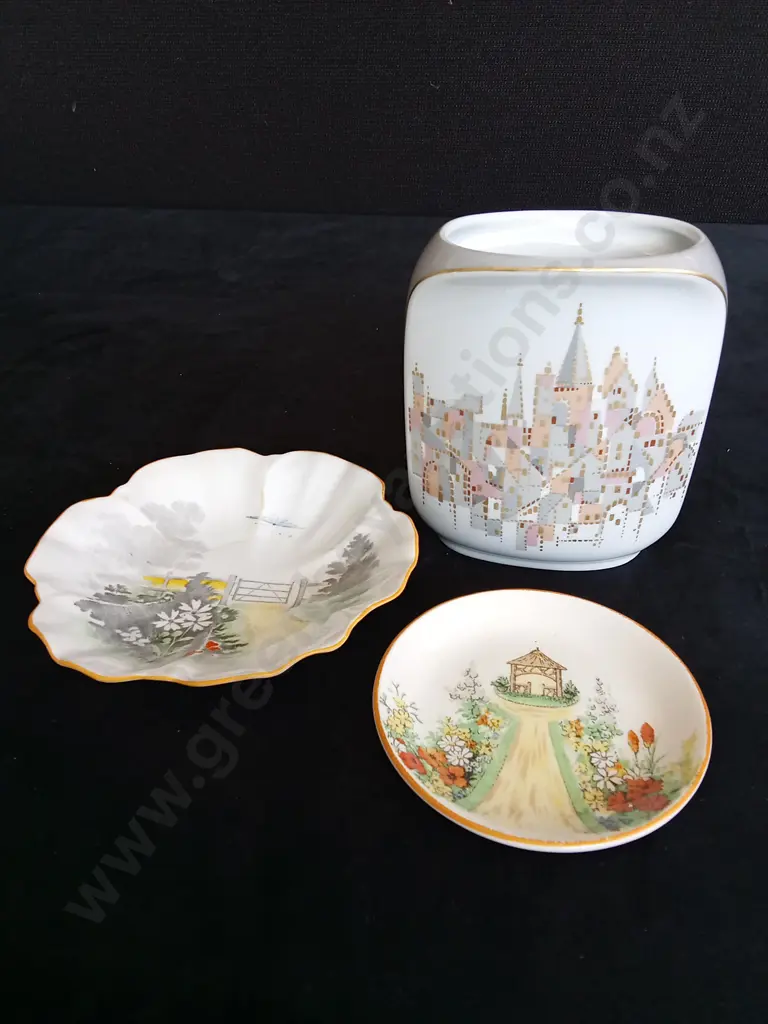 KAISER W. GERMANY WHITE VILLAGE VASE H9.5CM, VINTAGE SHELLEY TRINKET DISH AND ALFRED MEAKIN TRINKET DISH Image 1++