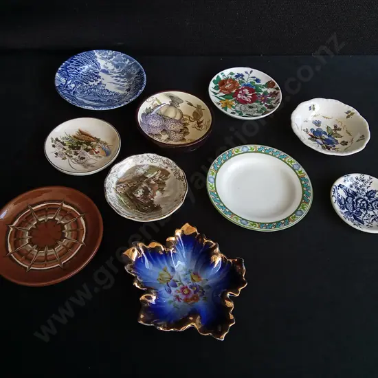 MIXED COLLECTION OF SMALL PLATES, LARGEST DIAMETER 12 CM