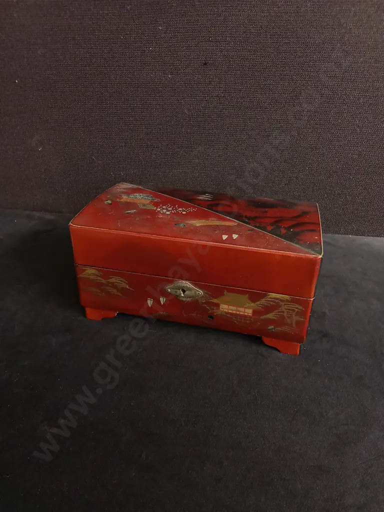 VINTAGE JAPANESE LACQUERED MUSIC BOX, H 11 CM X W 22.5 CM Image 1++