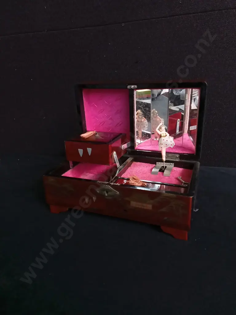 VINTAGE JAPANESE LACQUERED MUSIC BOX, H 11 CM X W 22.5 CM Image 1++