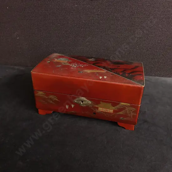 VINTAGE JAPANESE LACQUERED MUSIC BOX, H 11 CM X W 22.5 CM