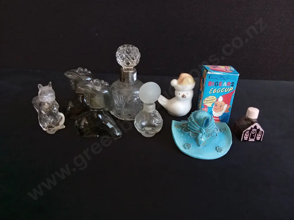 COLLECTION OF VINTAGE PERFUME AND COLOGNE DECANTERS, INCLUDING AVON BOTTLES Image 1++