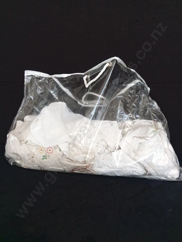 BAG OF VINTAGE TABLECLOTHS DOILEYS AND OTHER ITEMS Image 1++